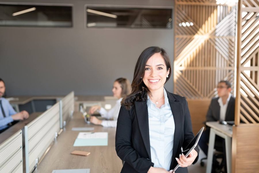Femme qui a réussi à devenir auditeur interne sans diplôme