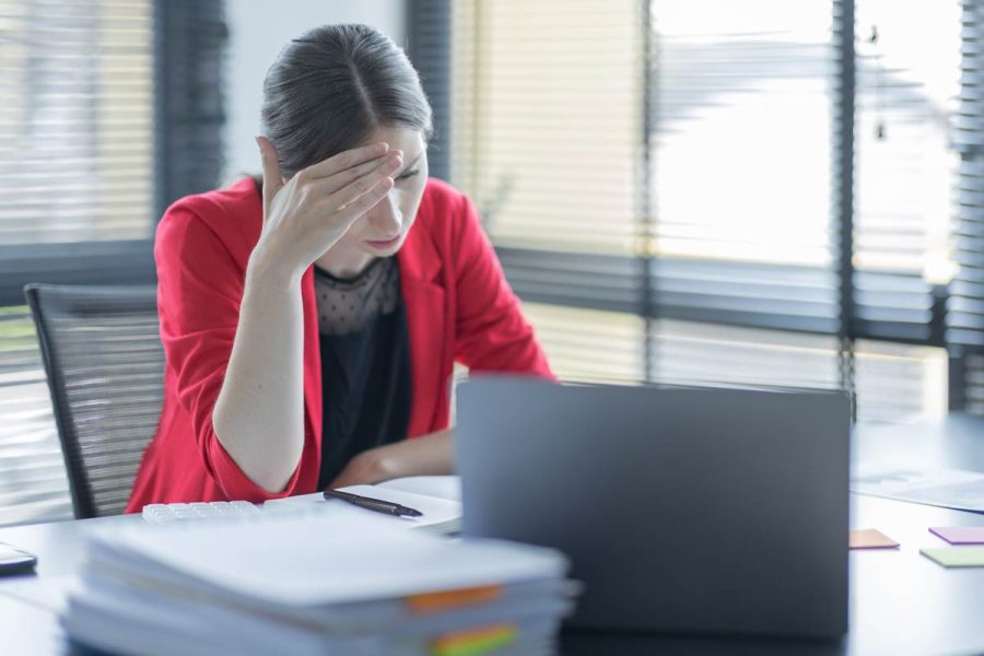 Femme à son bureau en entreprise ayant fait une erreur en paie