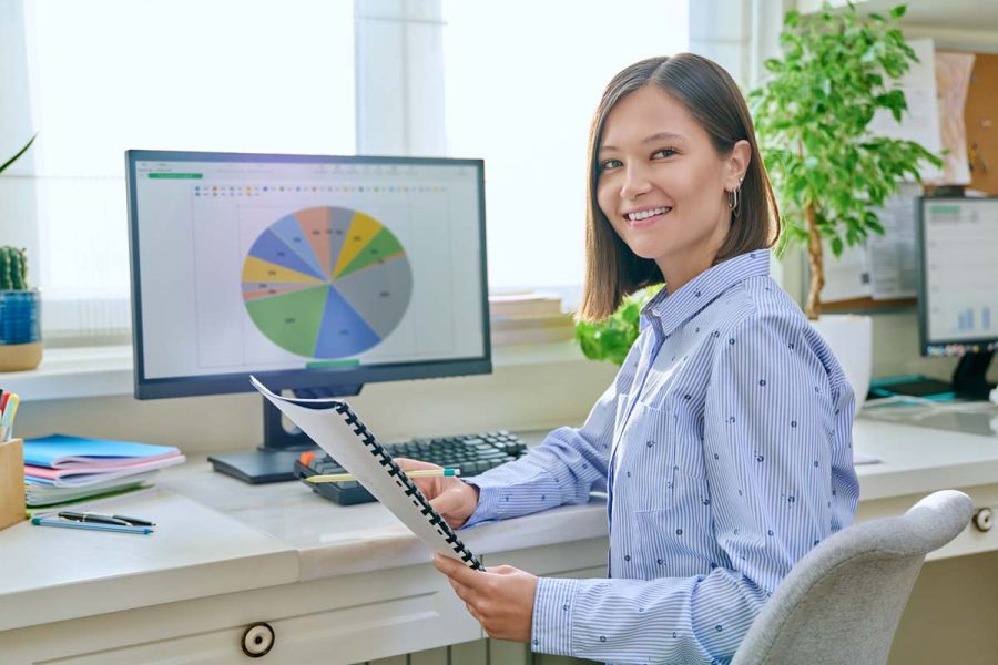 Femme en formation assisant comptable sans bac