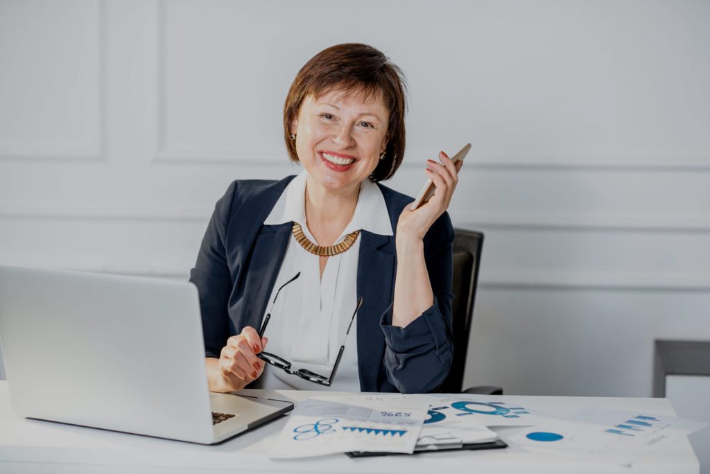 Femme en apprentissage qui se demande quel est son salaire tp gestionnaire de paie en alternance