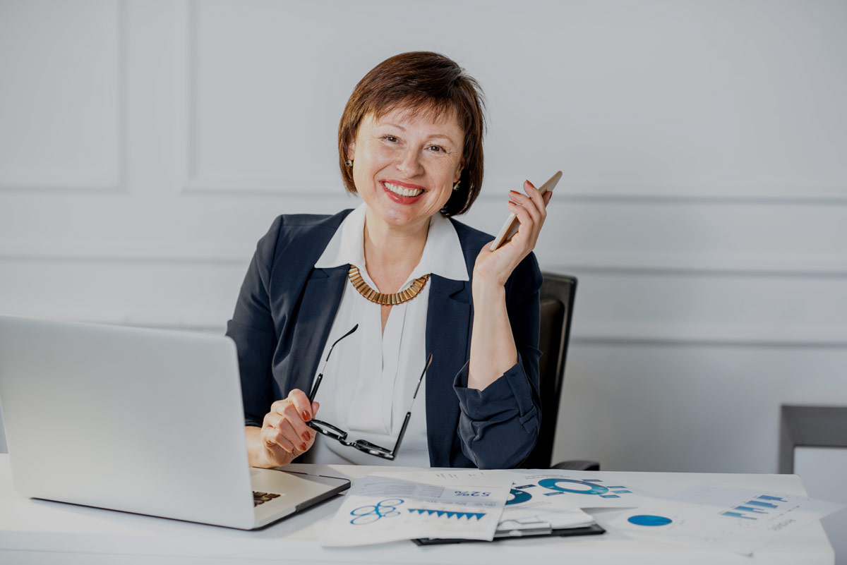 Femme en apprentissage qui se demande quel est son salaire tp gestionnaire de paie en alternance