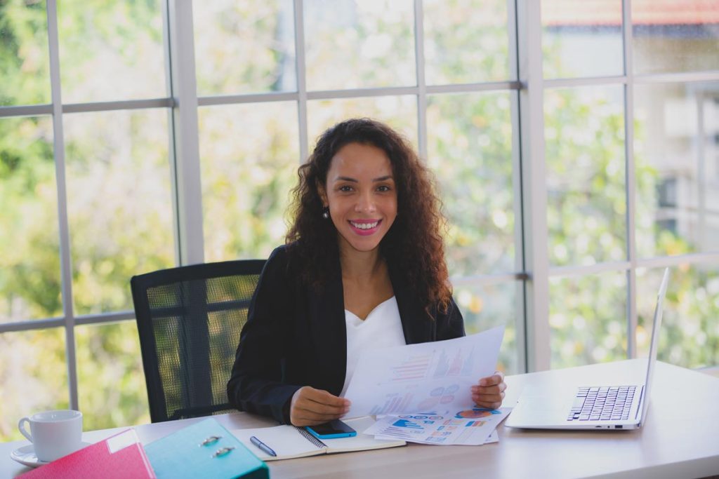 Femme en poste en entreprise qui touche un salaire de consolideur financier