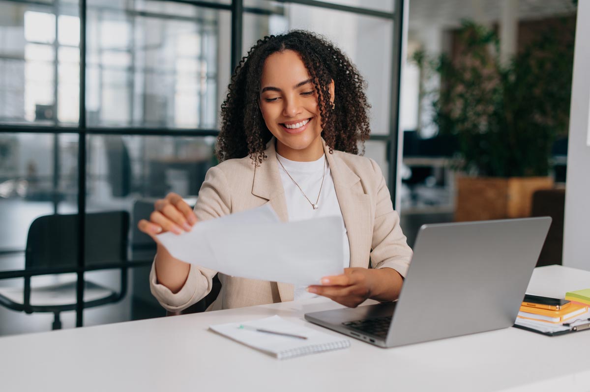 Femme en train de rédiger sa lettre de motivation tp gestionnaire comptable et fiscal pour candidater à la formation