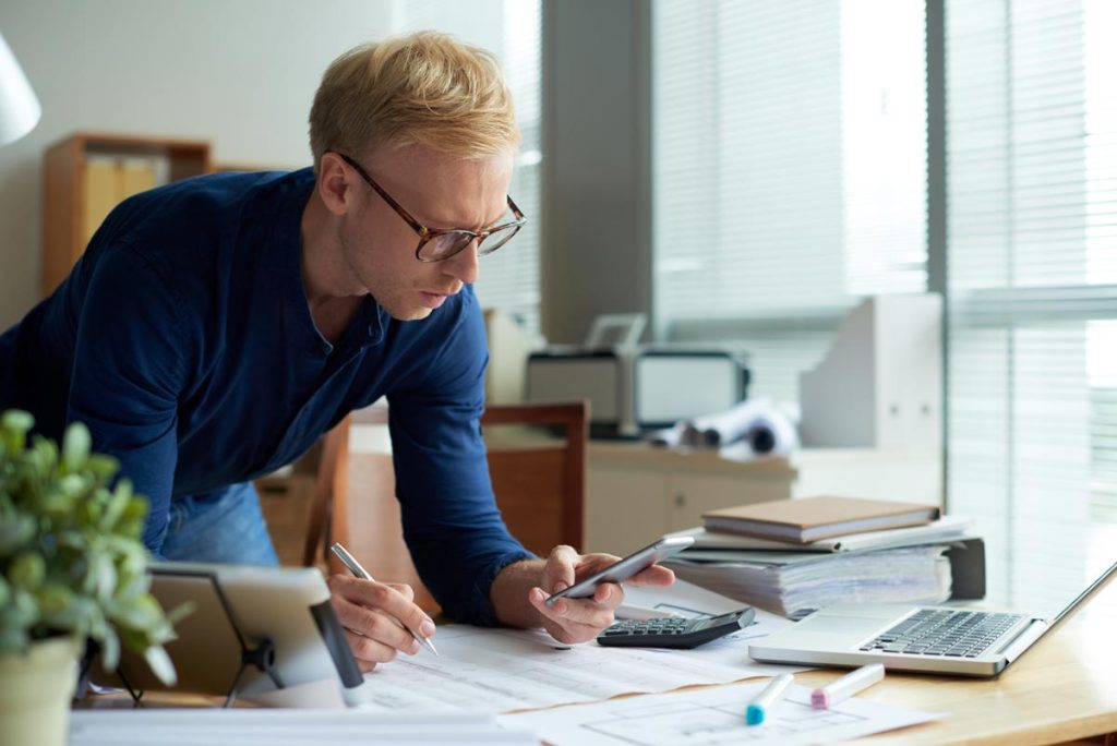 Étudiant en train de calculer son futur salaire TP secrétaire comptable en alternance