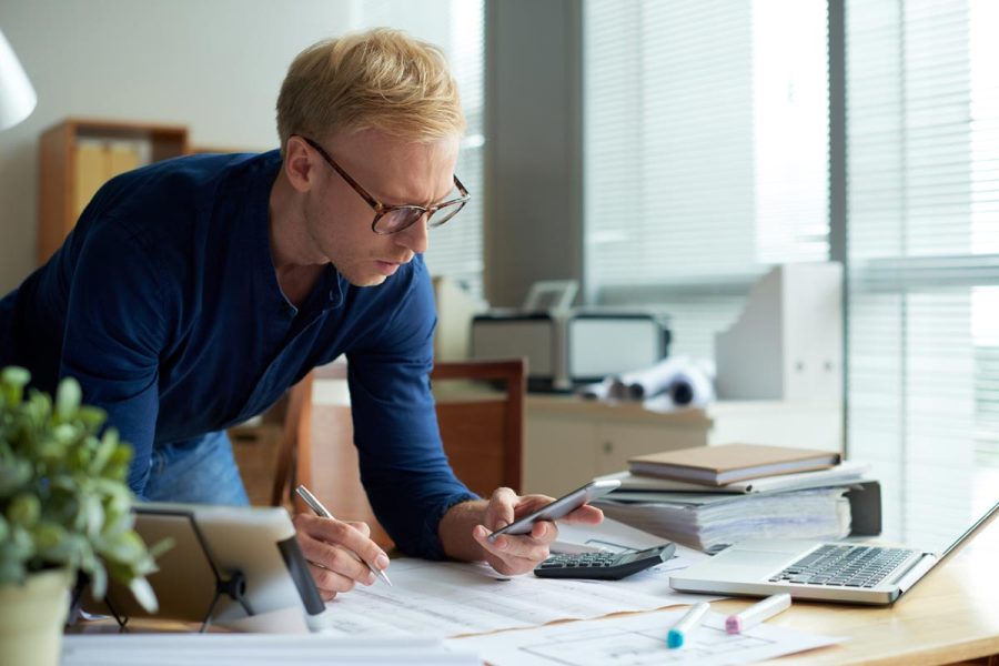 Étudiant en train de calculer son futur salaire TP secrétaire comptable en alternance