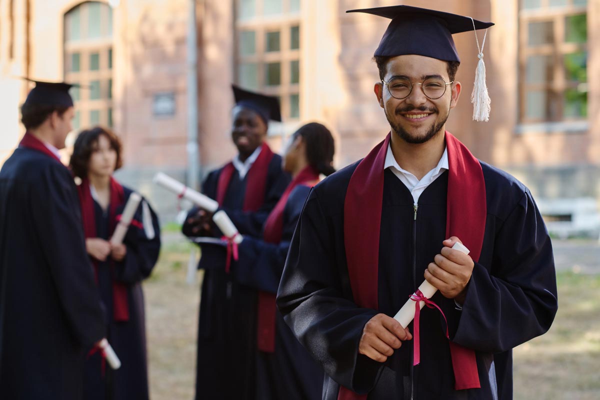 Étudiant de l'ENCG ayant eu son diplôme grâce au bon taux de réussite dcg 2025 de l'école
