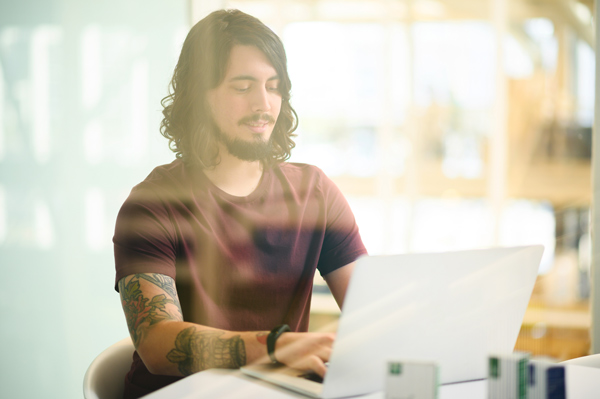 Étudiant qui vérifie les conditions de sa formation pour trouver son stage en comptabilité