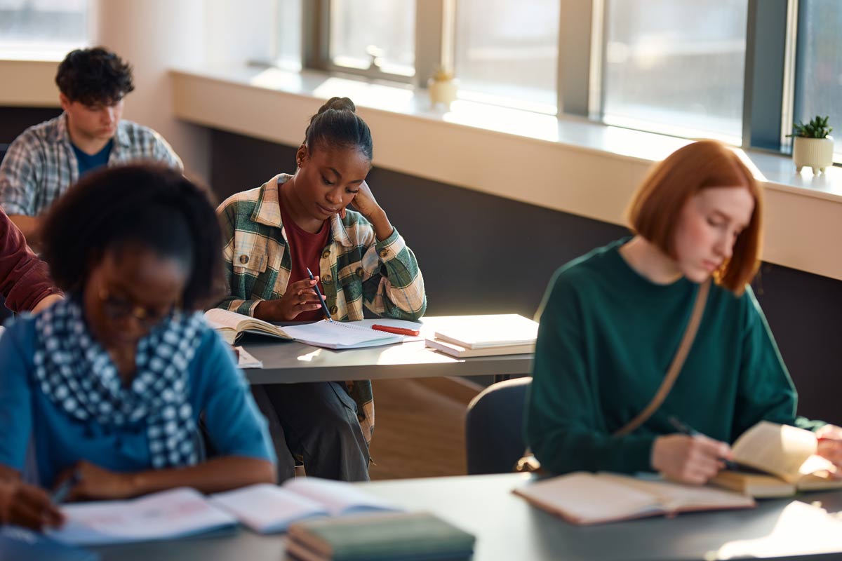 Étudiante en pleine préparation DCG 2026 pour réussir son examen en mai