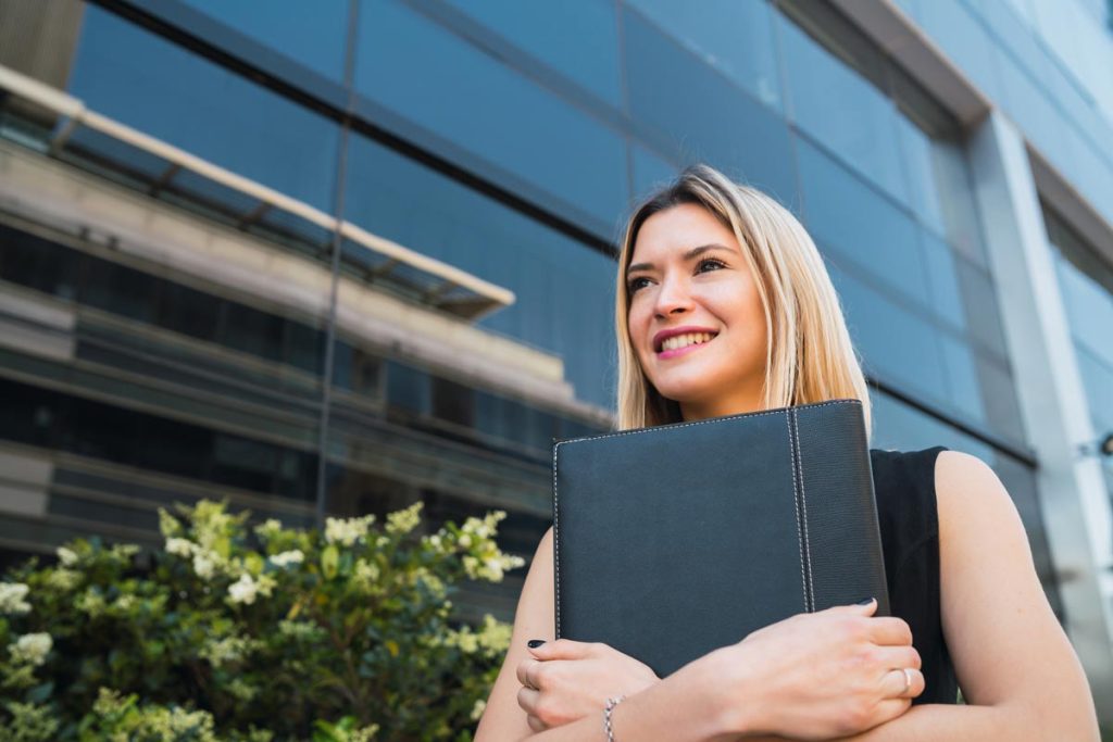 Étudiante se rendant à son stage de comptabilité en entreprise