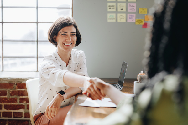 Femme recruteuse en entretien avec une étudiante qui souhaite trouver un stage en comptabilité