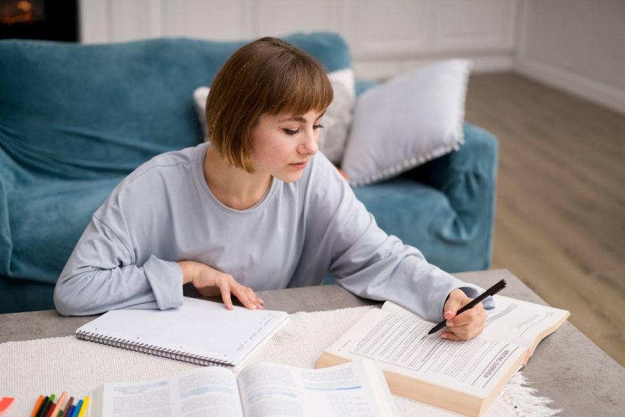 Une étudiante chez elle en train de suivre sa préparation bts cg 2026 pour son examen