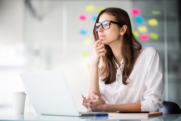 Étudiante en train de réfléchir sur le stage qu'elle aimerait faire pour trouver son stage comptable
