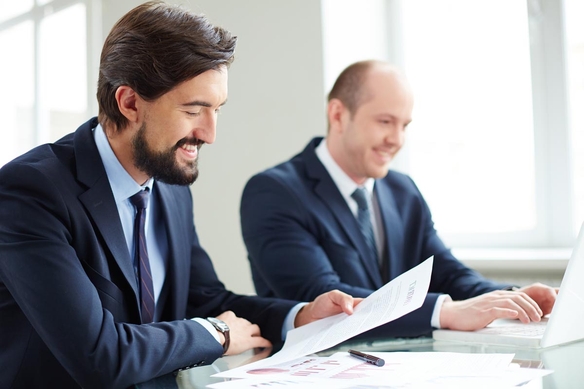 Homme expert comptable en banque avec un collègue