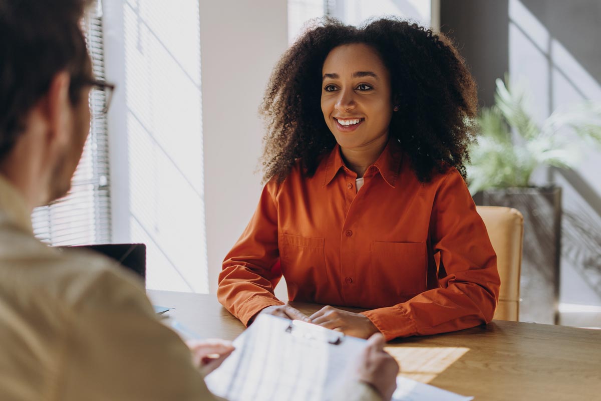 Femme avec son conseiller France Travail pour trouver un financement de la formation bts cg pole emploi