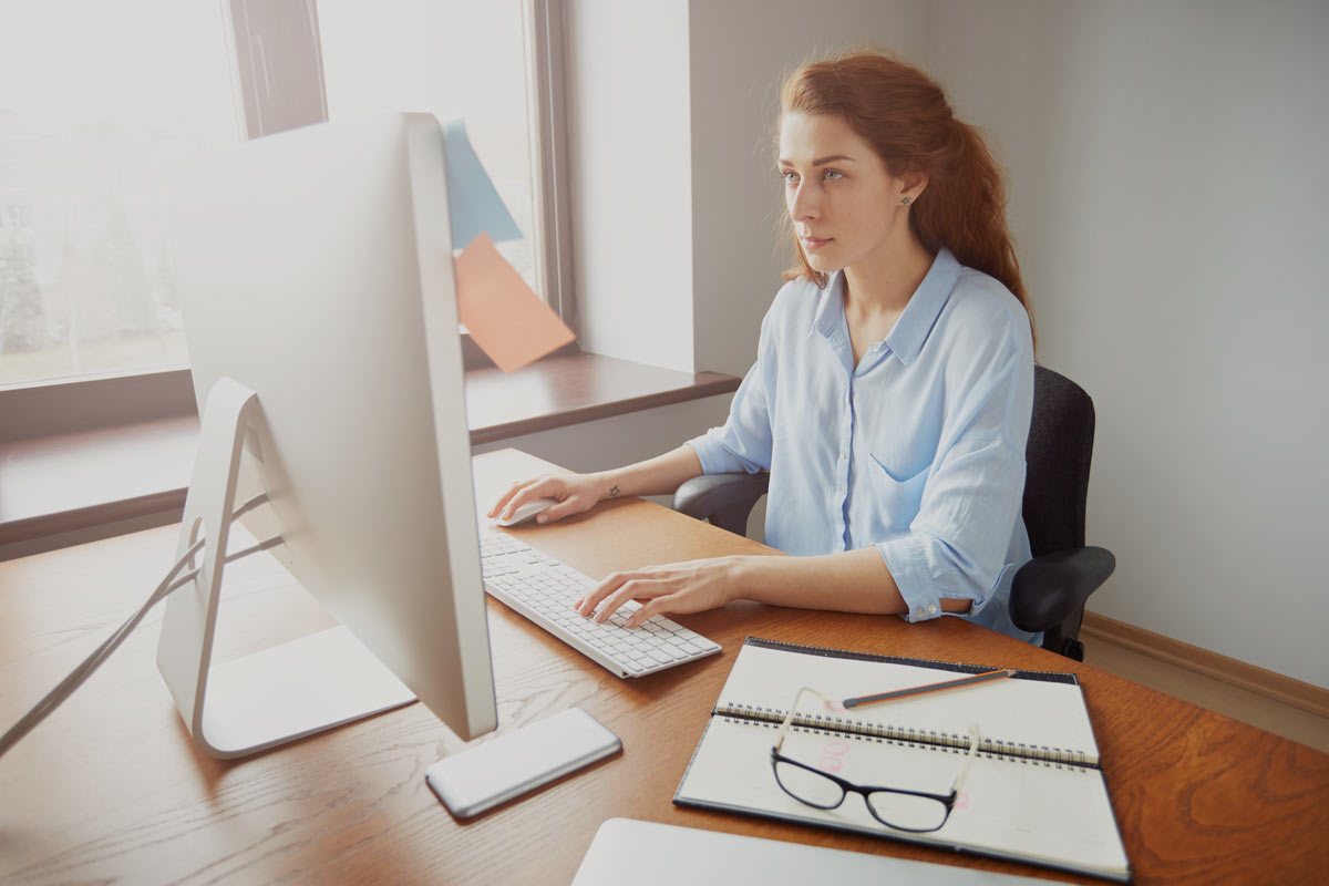 Femme en poste en train d'appliquer les changements liés à la date facturation électronique