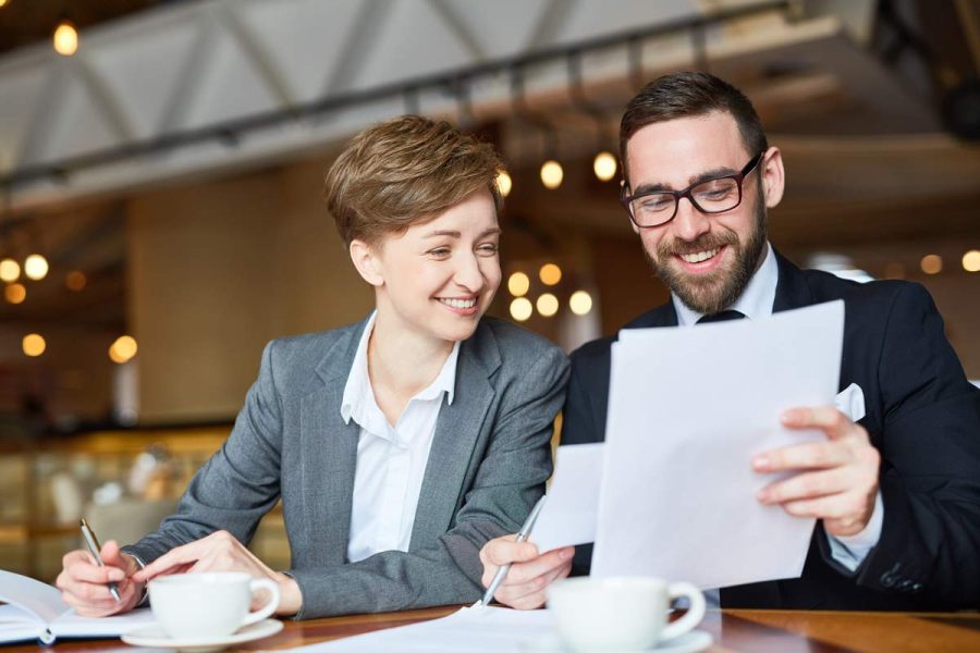 Femme et homme travaillant dans les métiers de la gestion étudiant leurs salaires