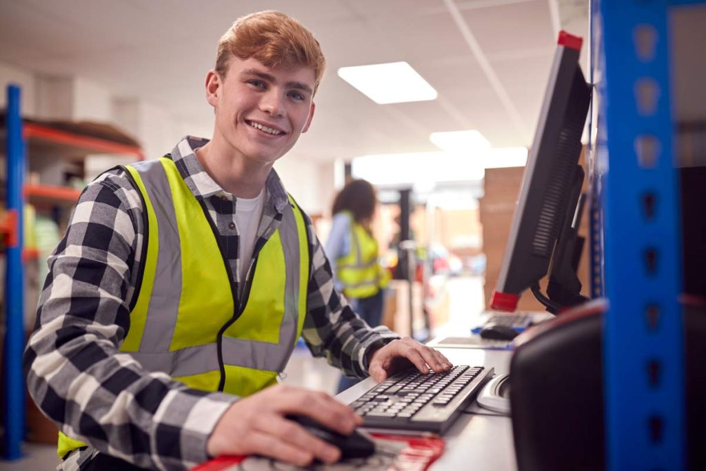Lycéen en bac pro logistique se demandant quelle formation il peut faire après son bac