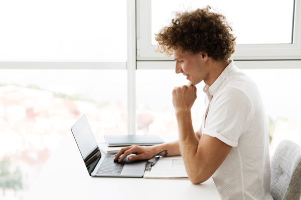 Étudiant qui met à jour son CV et son profil LinkedIn avant de trouver un stage en comptabilité