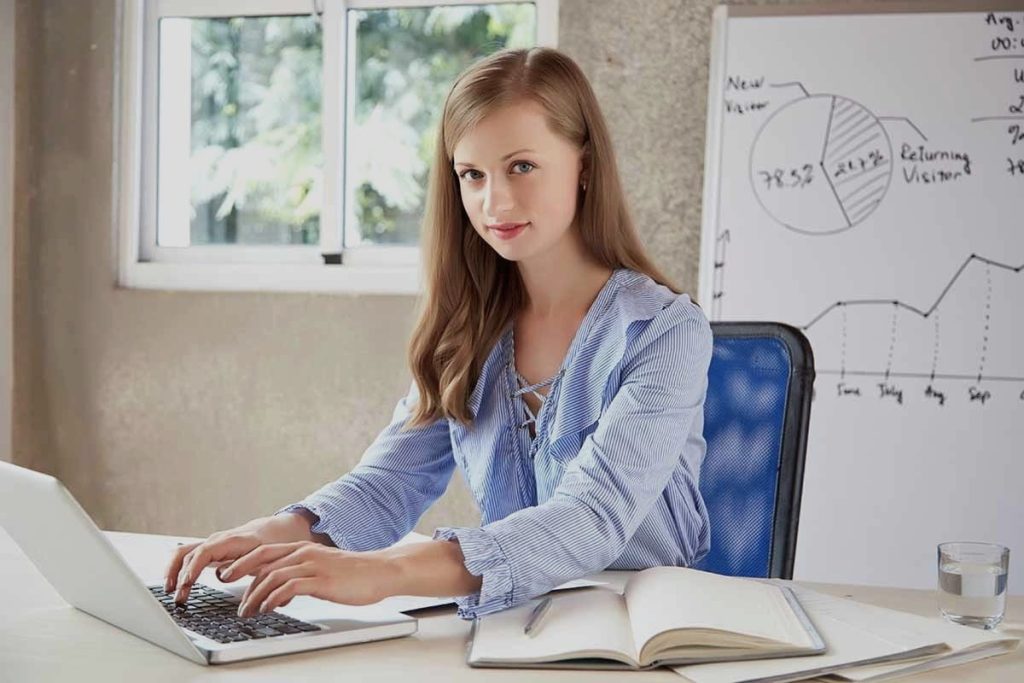 Une femme analyste financier en entreprise en pleine mission de collecte de données
