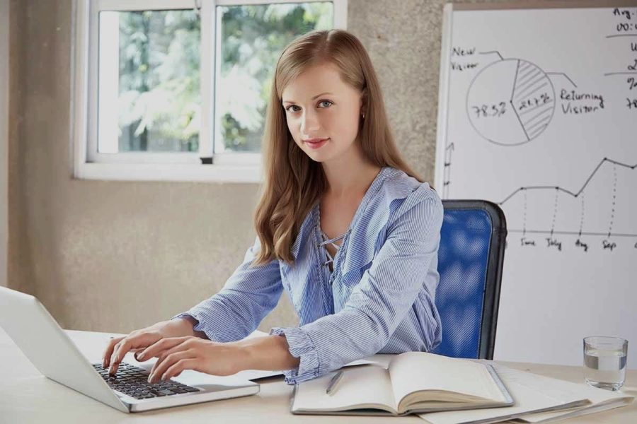Une femme analyste financier en entreprise en pleine mission de collecte de données