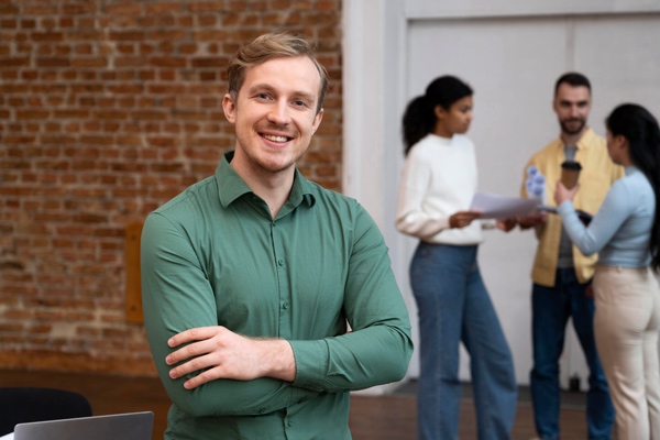 Homme travaillant dans les métiers comptables et RH