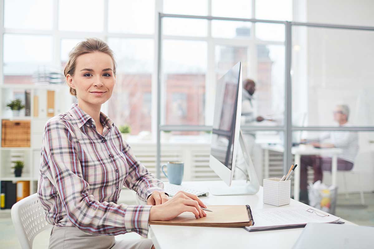 Une femme a trouvé un emploi secrétaire comptable dans un bureau.