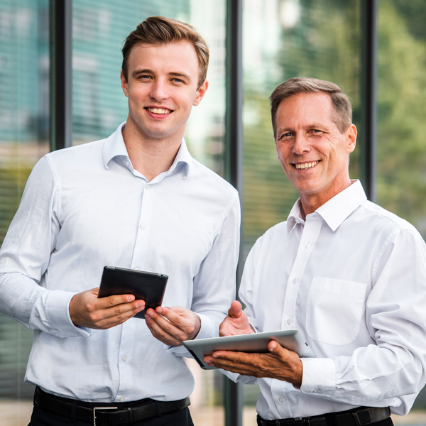 Stagiaire DCG avec son maître de stage en entreprise