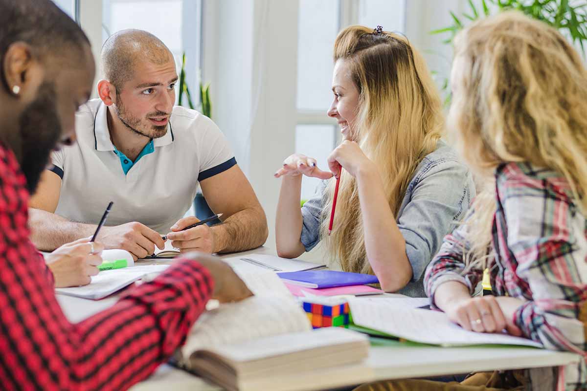 Des étudiants révisent les UE le plus faciles du DCG.