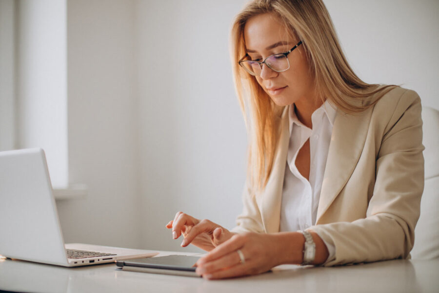Femme qui sait désormais comment devenir trésorier