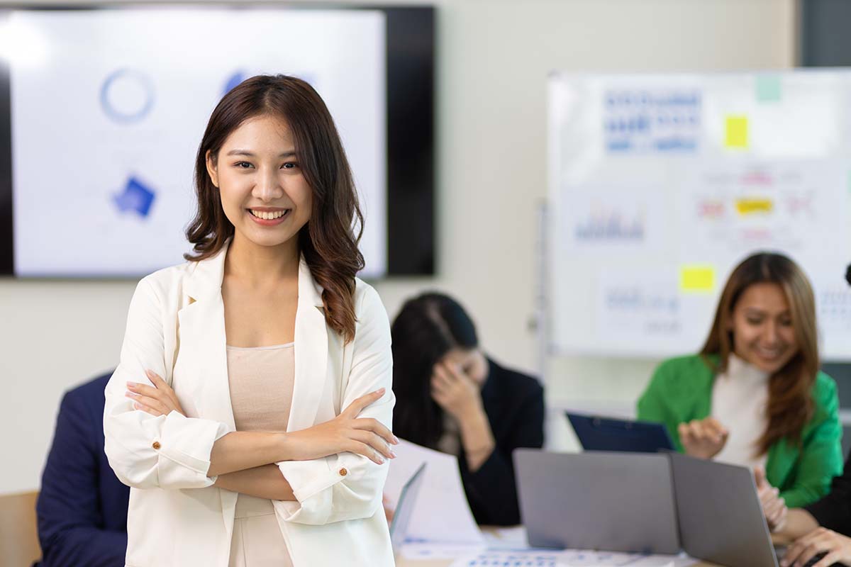 Une femme collaborateur comptable a son bureau qui développe ses compétences.