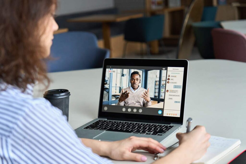 Personne en train de suivre des cours secrétaire comptable à distance avec l'ENCG