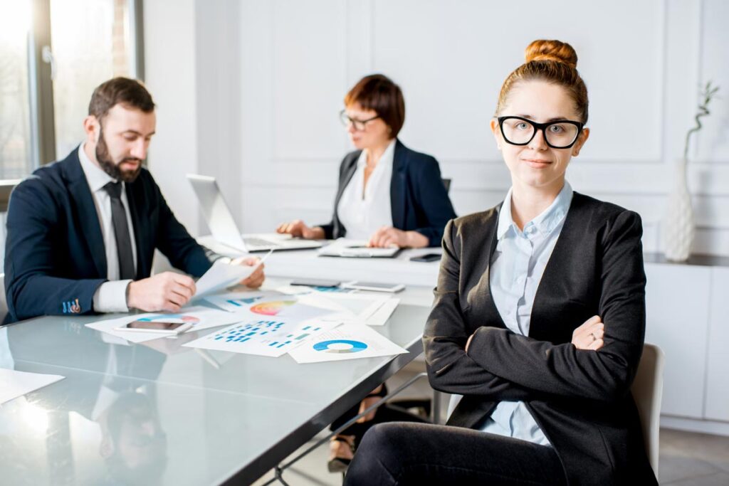 Étudiante en entreprise qui découvre la différence entre auditeur interne et externe