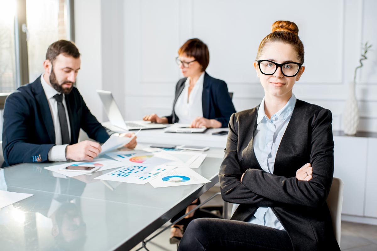 Étudiante en entreprise qui découvre la différence entre auditeur interne et externe