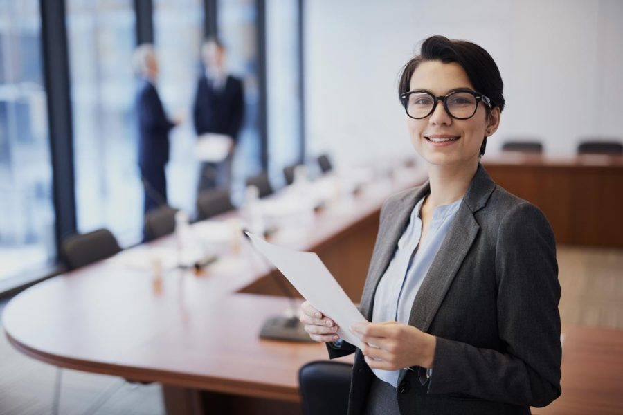 Femme en entreprise consultant la nouvelles directive csrd à appliquer dans son métier de comptable