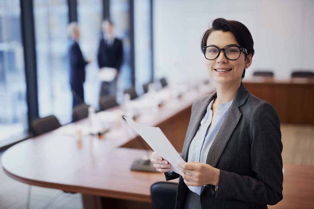 Femme en entreprise consultant la nouvelles directive csrd à appliquer dans son métier de comptable