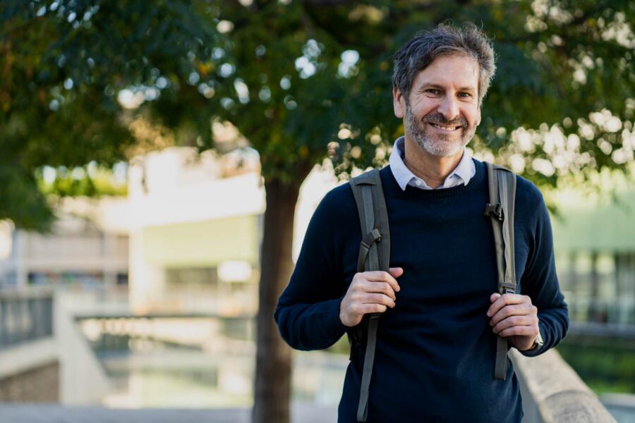 Homme en pleine reprise d'études comptabilité après un longue pause dans son parcours scolaire