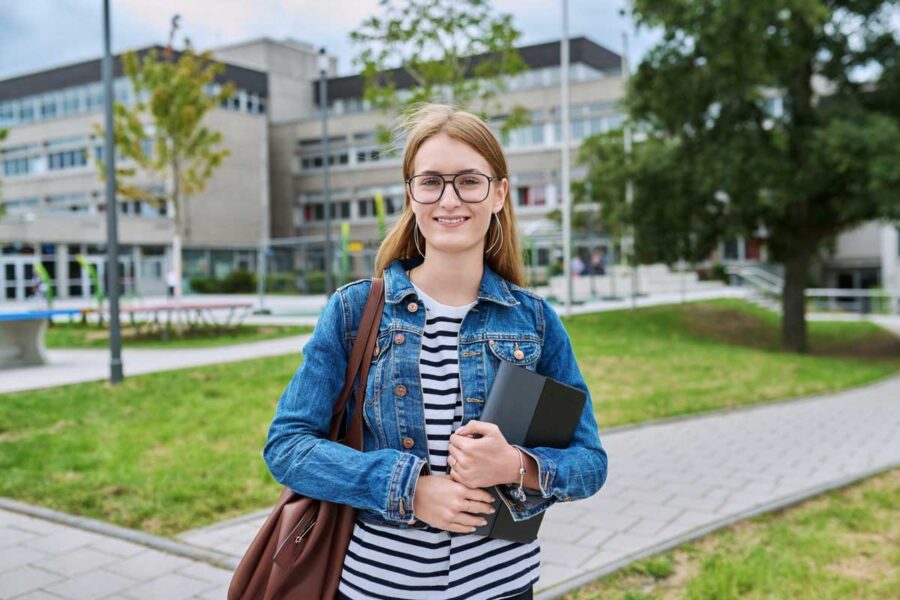 Étudiante à l'IUT qui a droit à une dispense dcg avec son BUT GEA