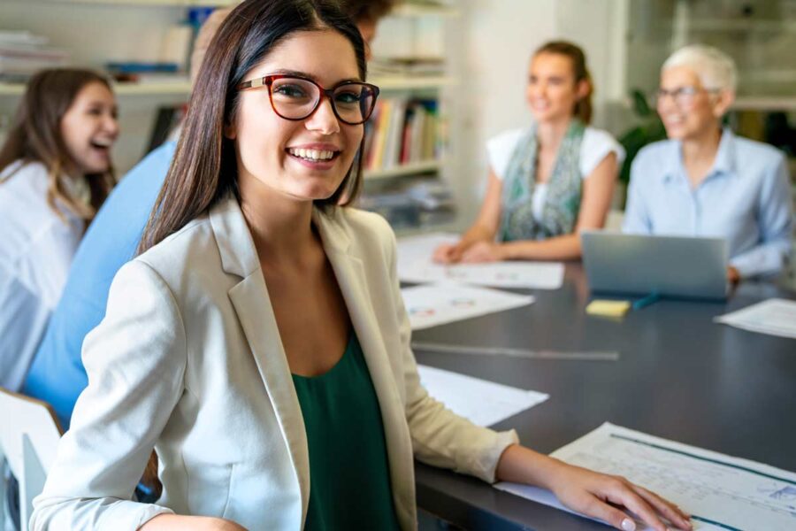 Étudiante en entreprise en train de faire son stage RH