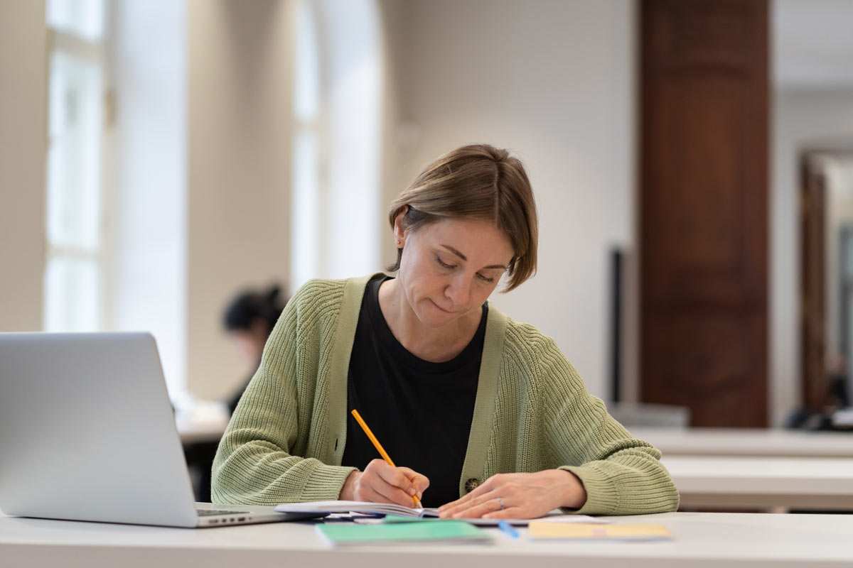 Femme en formation comptable à distance qui a choisi entre formation dcg ou formation comptabilité courte qualifiante
