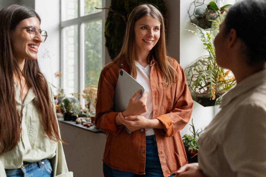 Femme dans sa journée type collaborateur social avec ses collègues