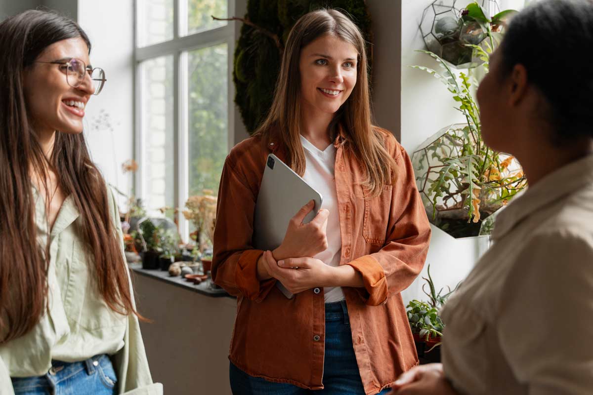 Femme dans sa journée type collaborateur social avec ses collègues