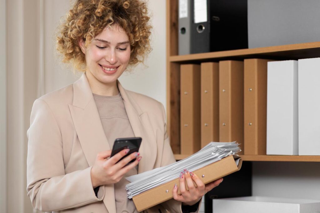Femme gestionnaire de paie en train de réaliser ses missions journalières