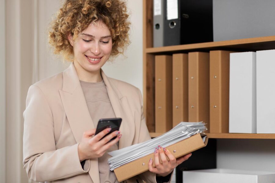 Femme gestionnaire de paie en train de réaliser ses missions journalières