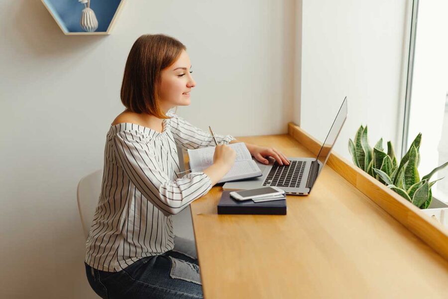 Une élève a choisi une école de comptabilité en ligne pour plus de flexibilité.