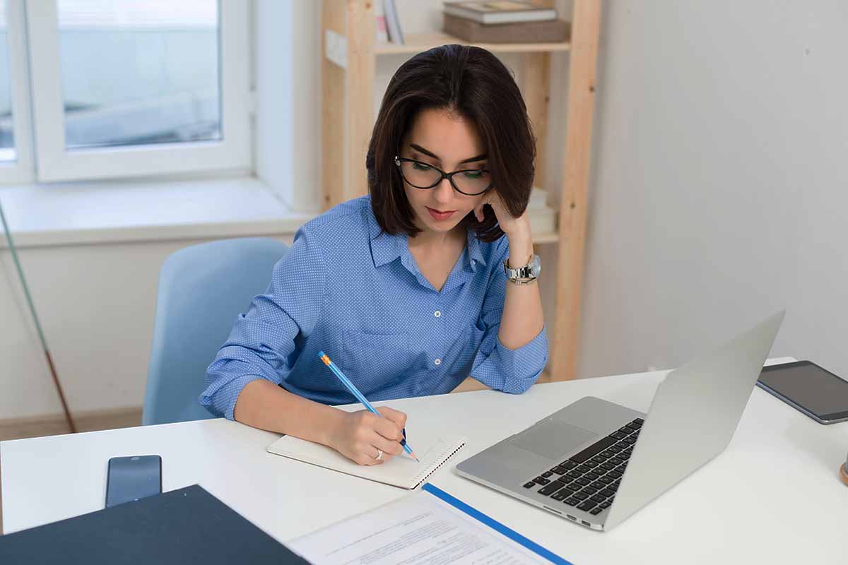 Une stagiaire gestionnaire comptable en titre professionnel travaille dans un bureau.