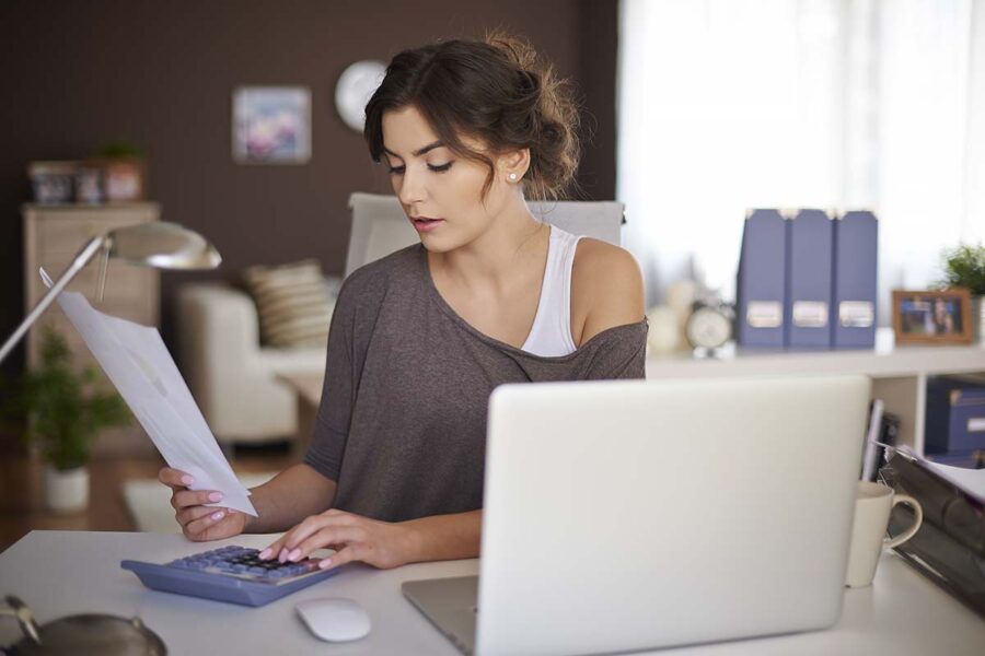 Une professionnelle de la comptabilité calcule le salaire qu'elle percevra.