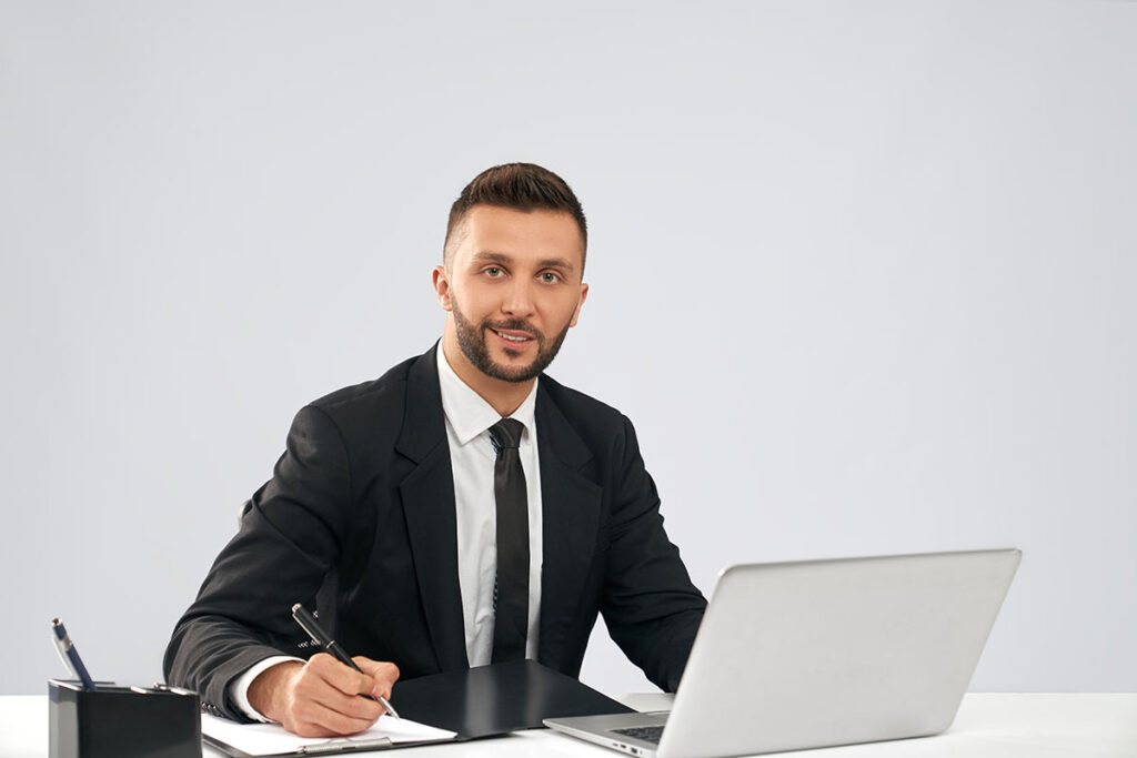 Un credit manager actualise son CV à son bureau pour maximiser ses chances de décrocher un entretien.