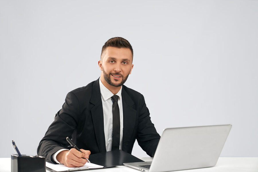 Un credit manager actualise son CV à son bureau pour maximiser ses chances de décrocher un entretien.