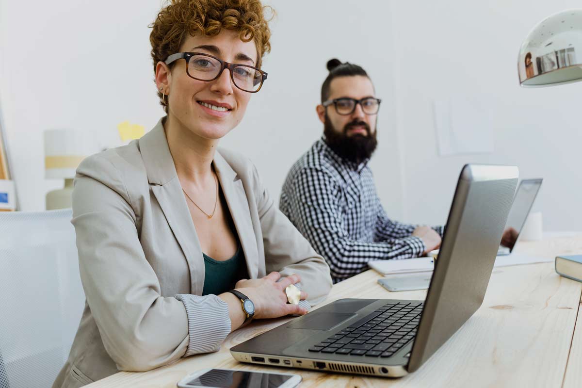 Étudiante qui a choisi l'alterlance pour passer son DCG en ligne et apprendre par la pratique