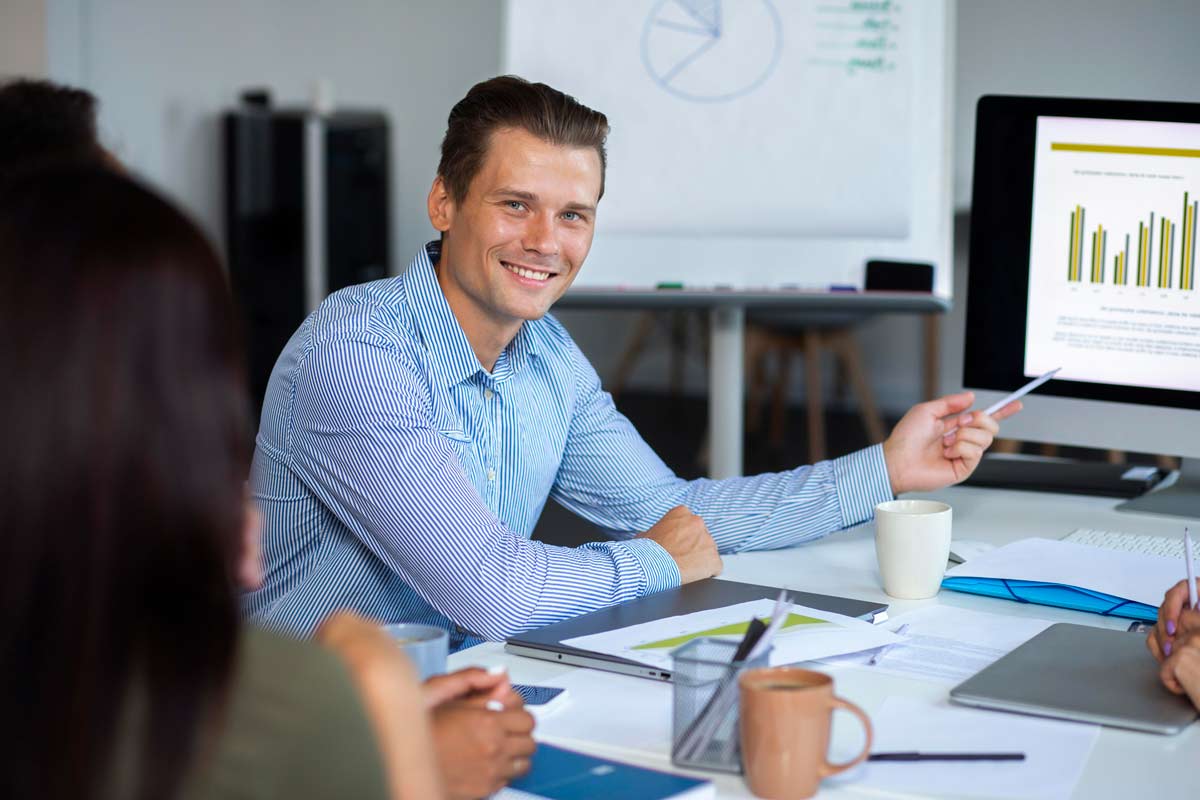 Homme devenu expert-comptable après avoir fait sa formation DSCG à l'ENCG